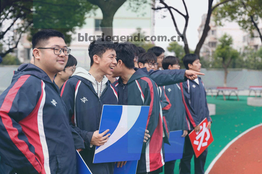 三块不同尺寸的金属铭牌并排，边缘被暖金侧光照亮